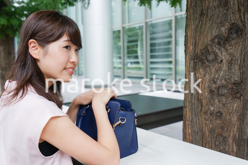 カバンを見る若い女性