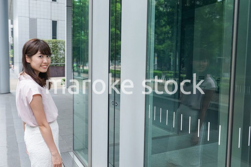 ビジネスカジュアル女性