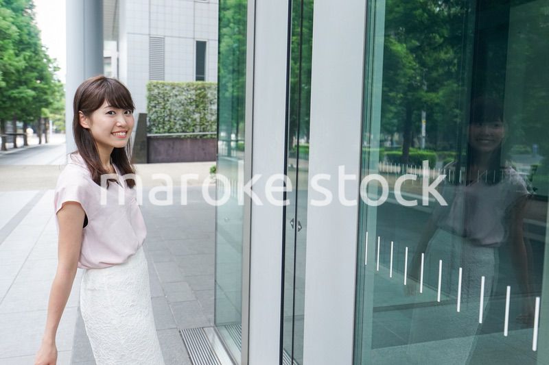 ビジネスカジュアル女性