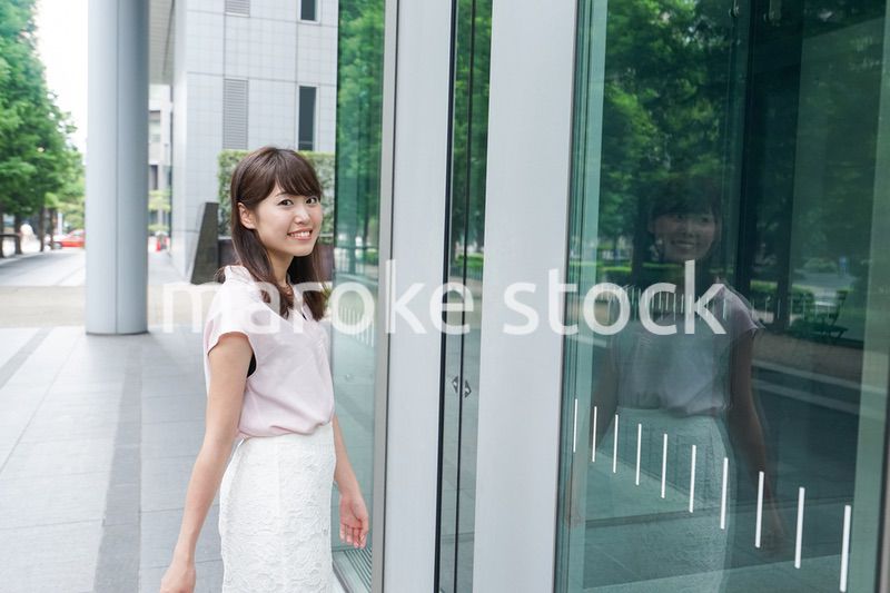 ビジネスカジュアル女性