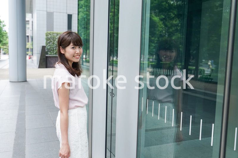 ビジネスカジュアル女性