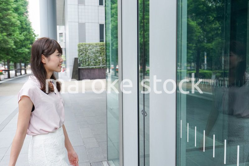 ビジネスカジュアル女性