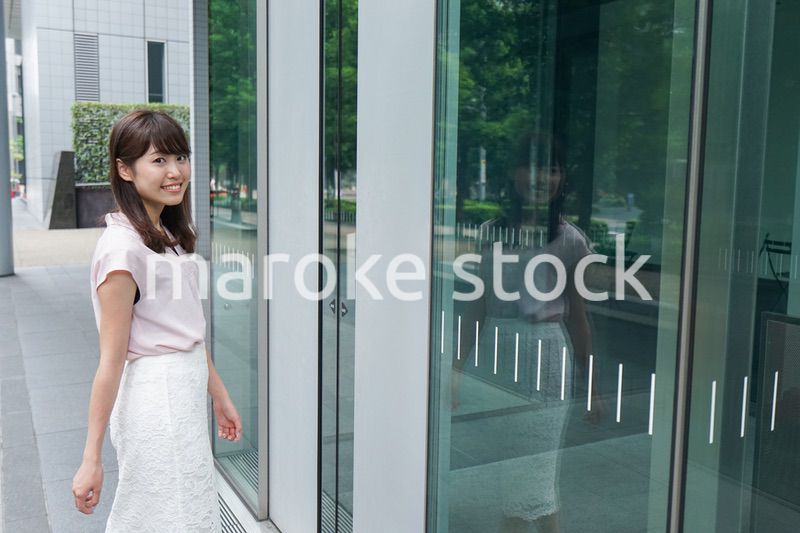 ビジネスカジュアル女性