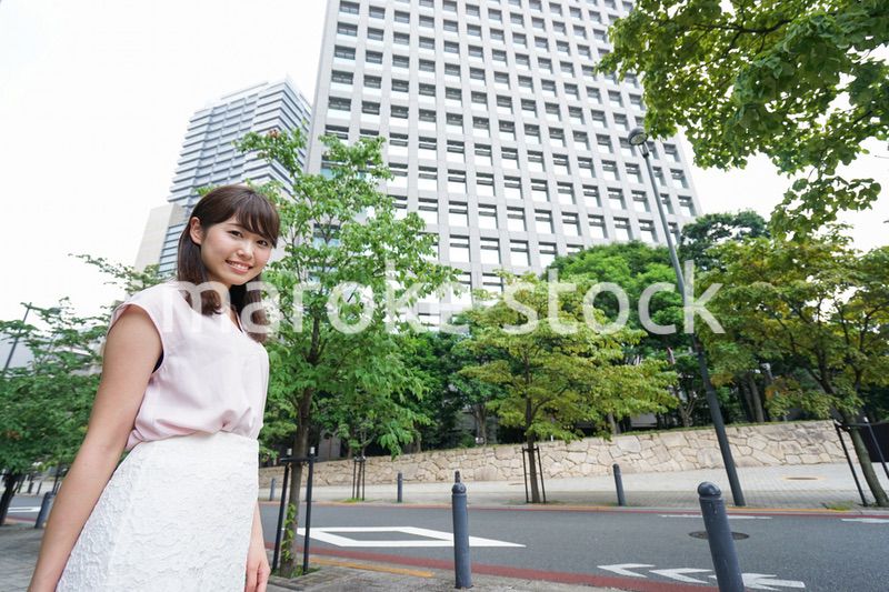 ビジネスカジュアル女性