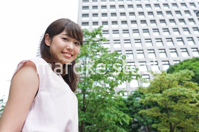 ビジネスカジュアル女性