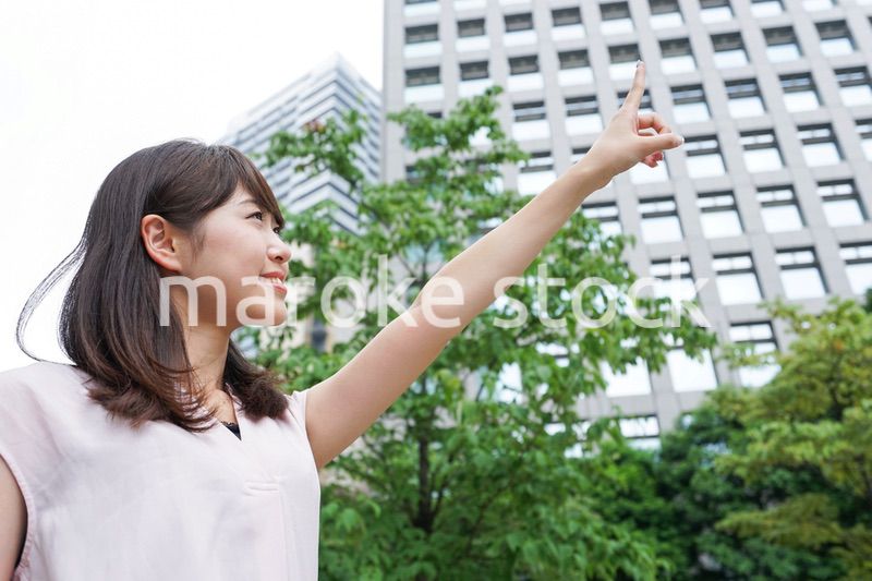 都会で指差す女性