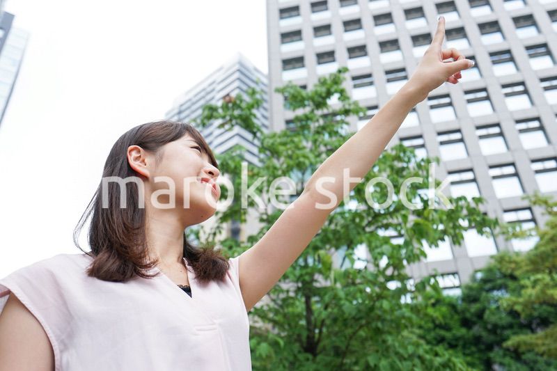 都会で指差す女性