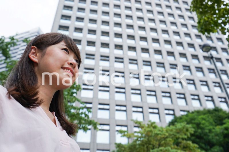 ビジネスカジュアル女性