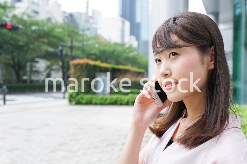 通話する女性