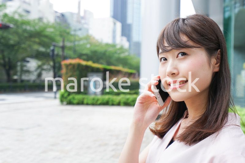 通話する女性