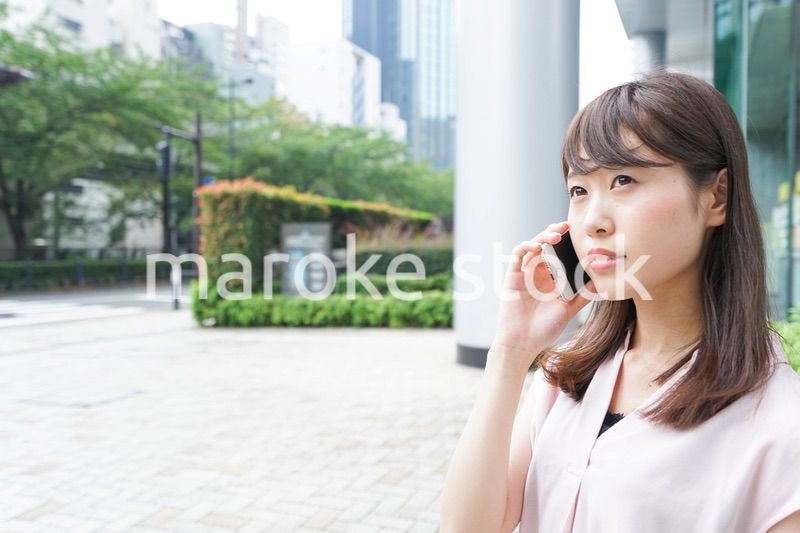 通話する女性