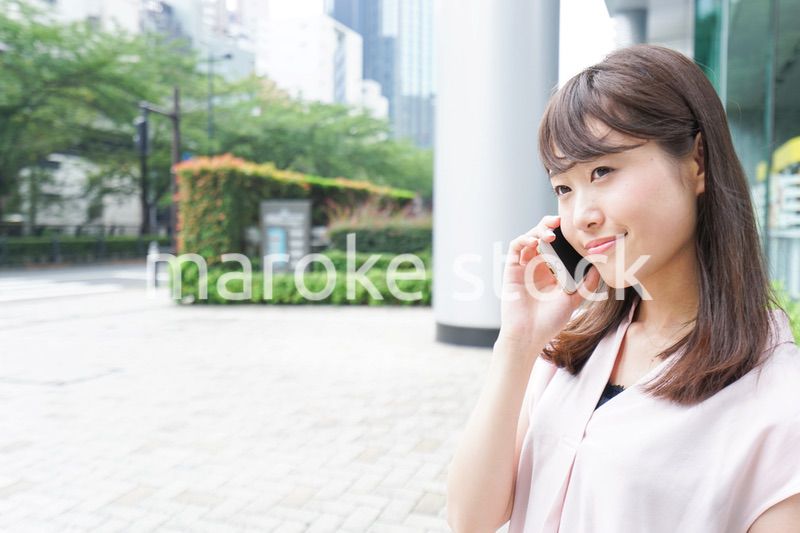 通話する女性