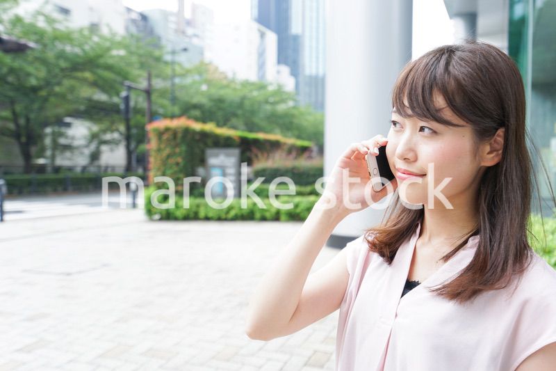 通話する女性