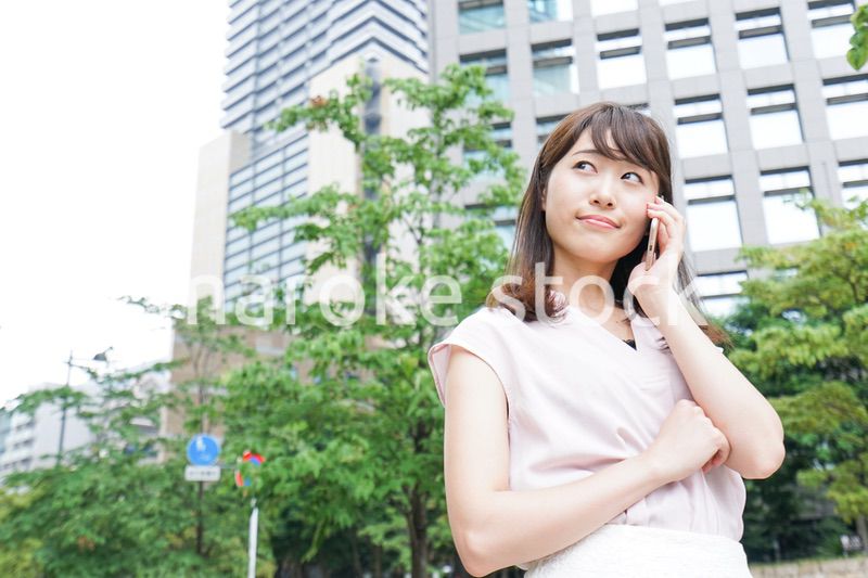通話する女性
