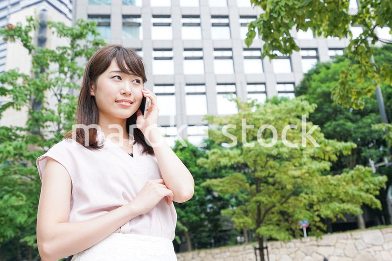 通話する女性