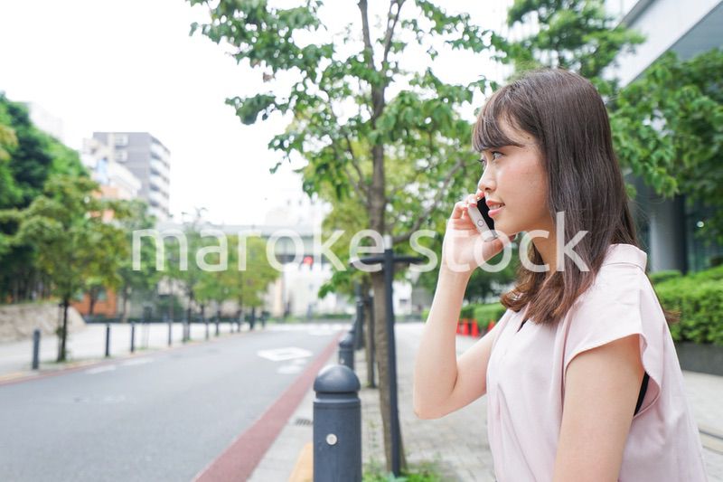 通話する女性