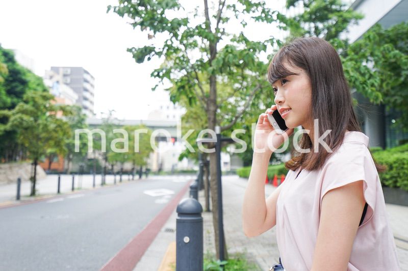通話する女性