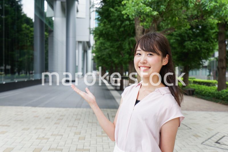 都会で指差す女性