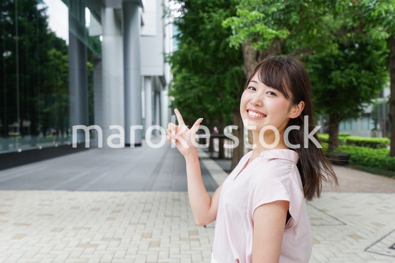 都会で指差す女性