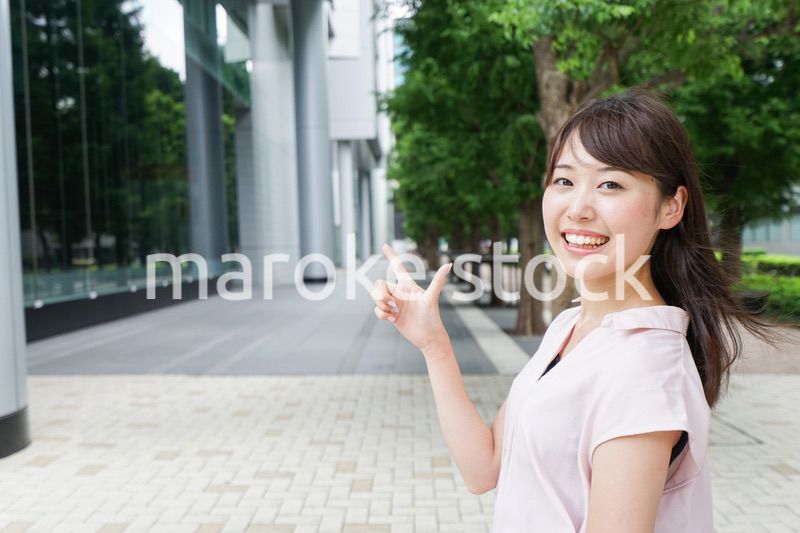 都会で指差す女性