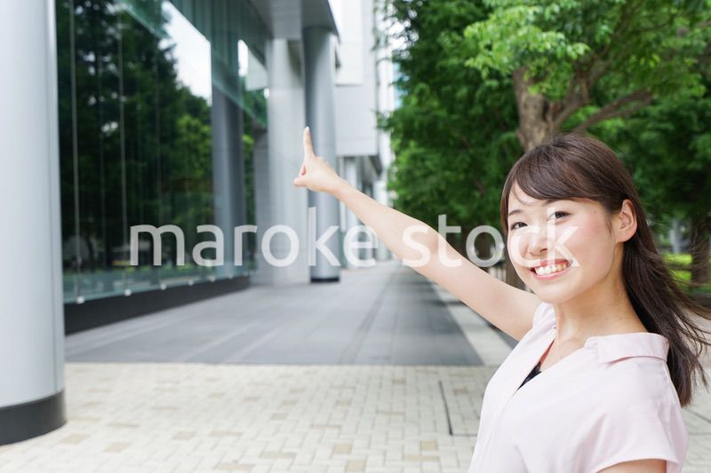 都会で指差す女性