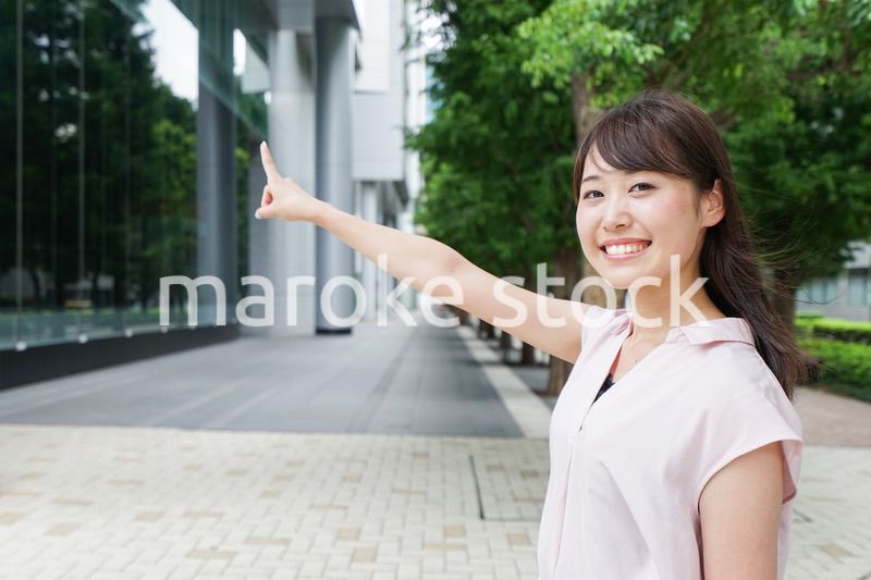 都会で指差す女性