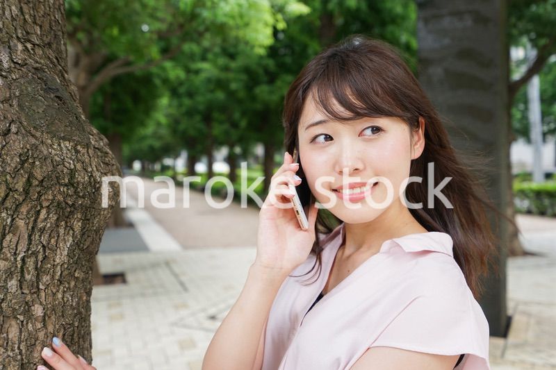 通話する女性