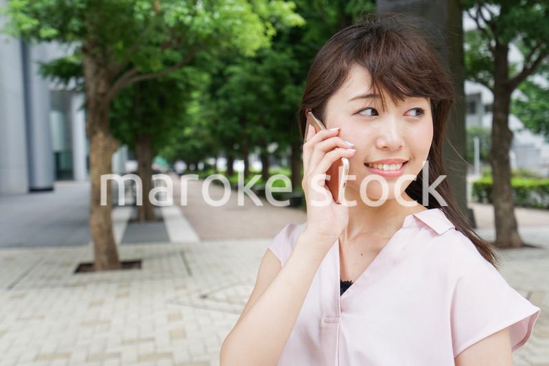 通話する女性