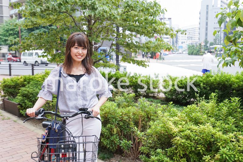 自転車を押す女性
