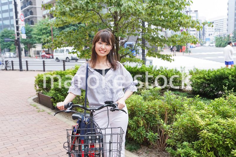 自転車を押す女性