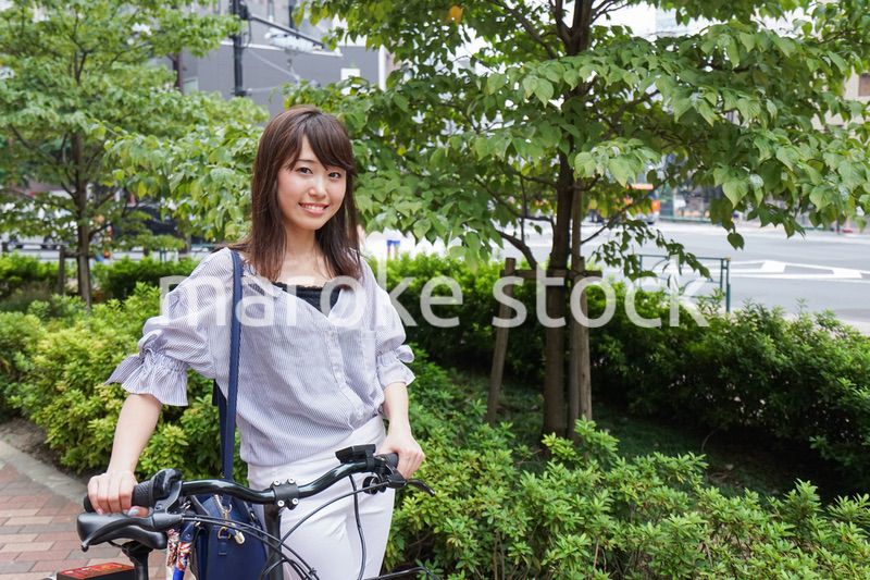 自転車を押す女性