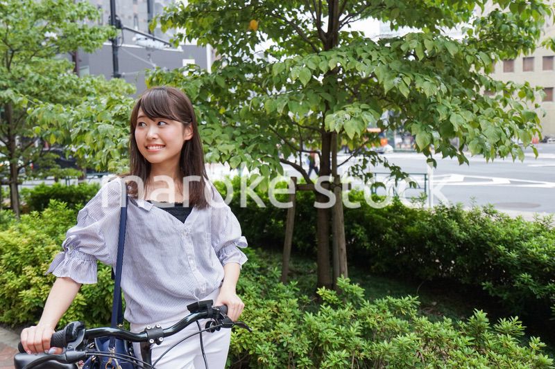 自転車を押す女性