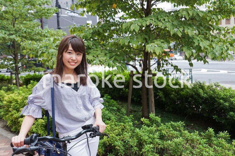 自転車を押す女性