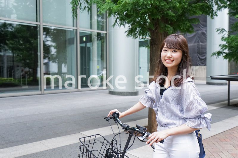自転車を押す女性