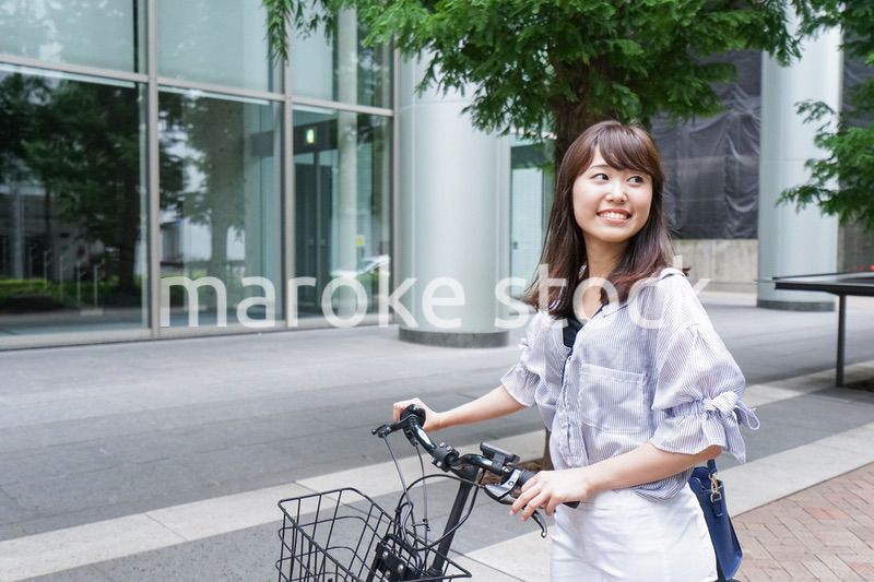 自転車を押す女性