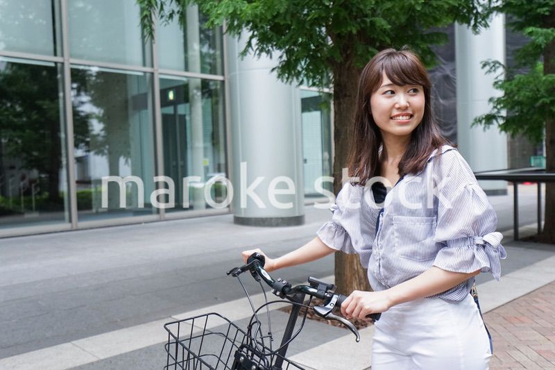 自転車を押す女性