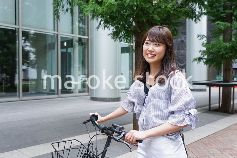 自転車を押す女性