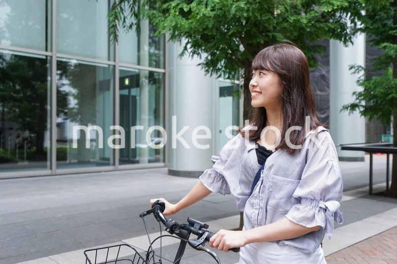 自転車を押す女性
