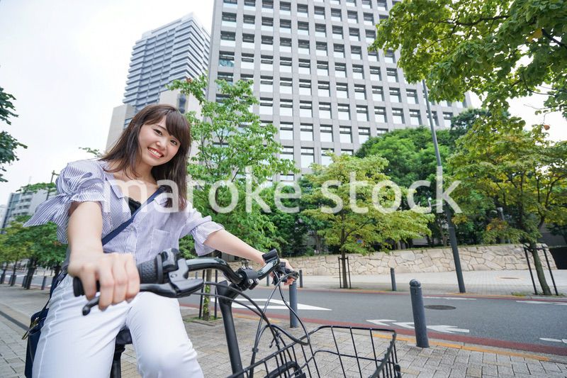 電動自転車で子供を送るお母さん