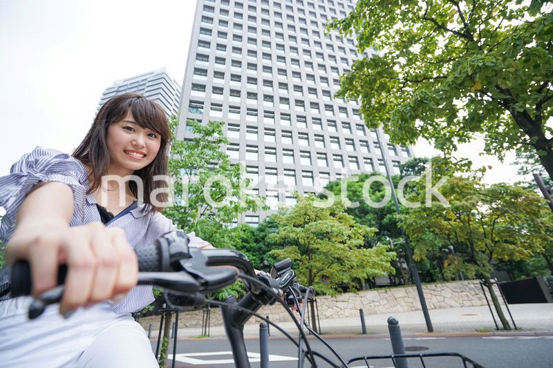 電動自転車で子供を送るお母さん