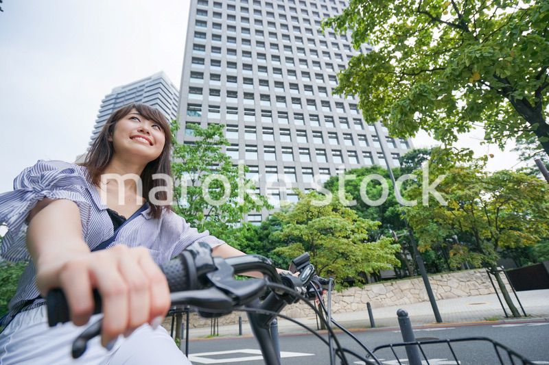 電動自転車で子供を送るお母さん