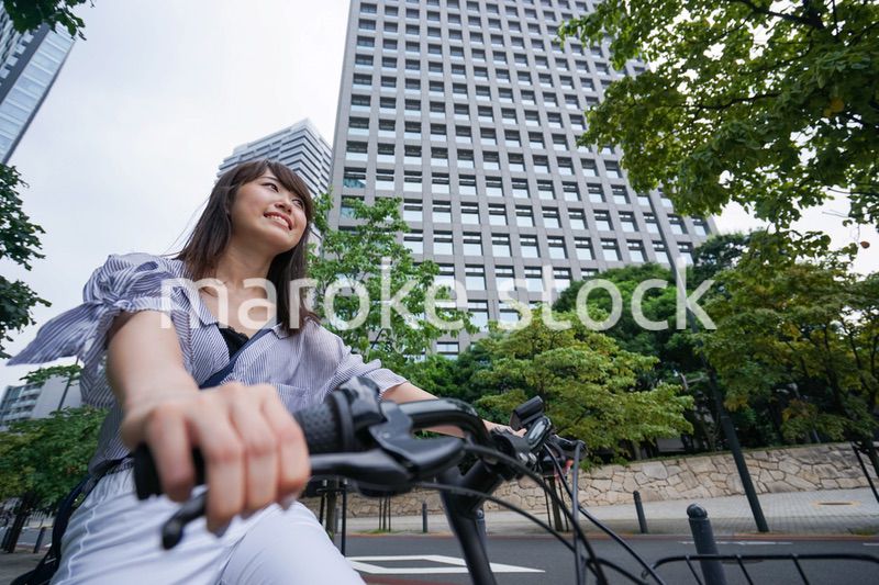 電動自転車で子供を送るお母さん