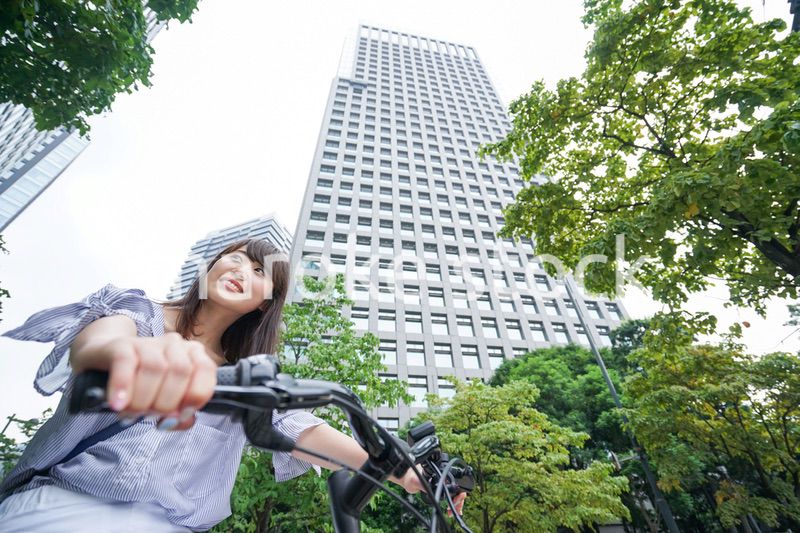 電動自転車で子供を送るお母さん