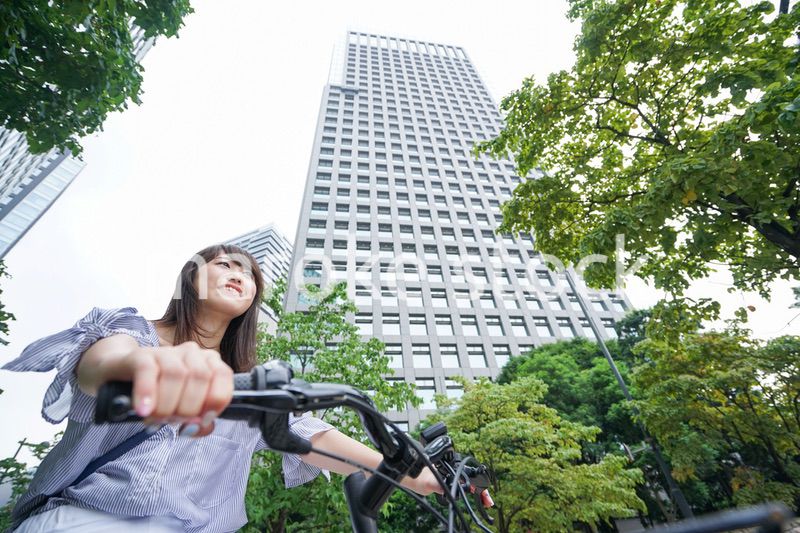 電動自転車で子供を送るお母さん