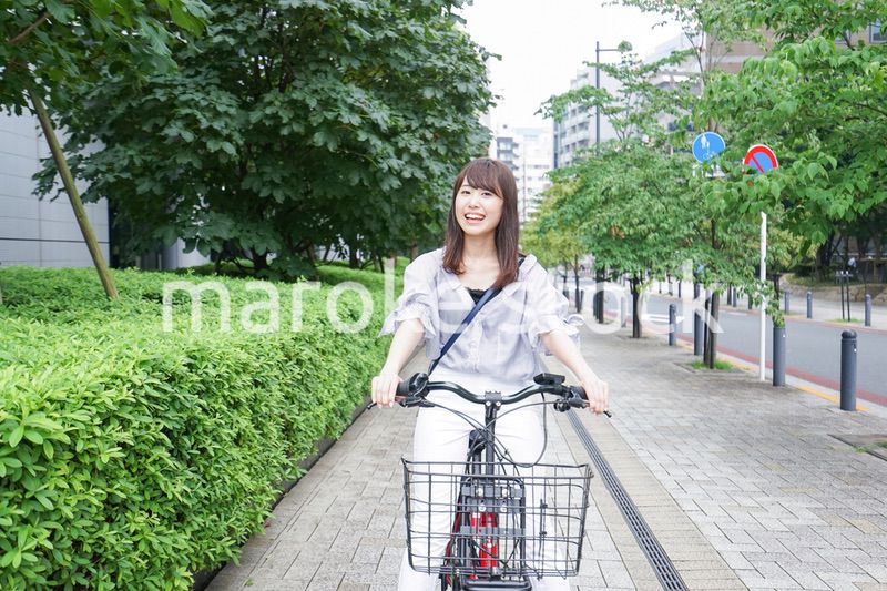 電動自転車で子供を送るお母さん