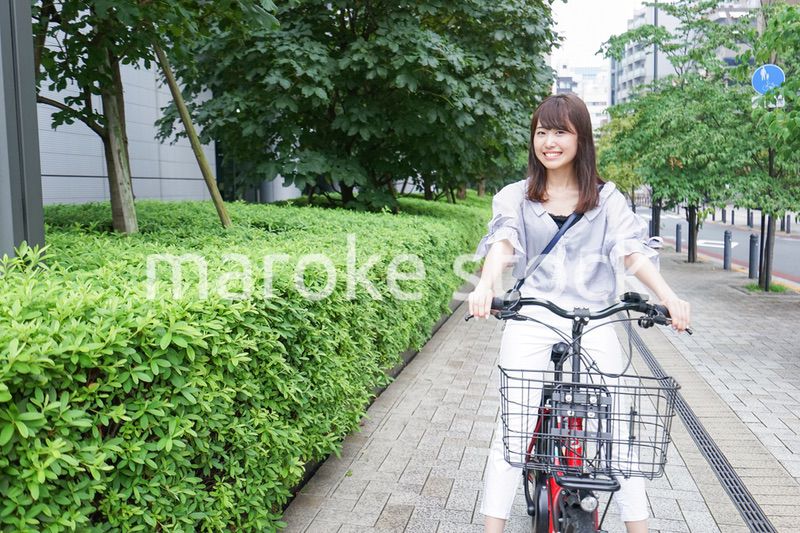 電動自転車で子供を送るお母さん