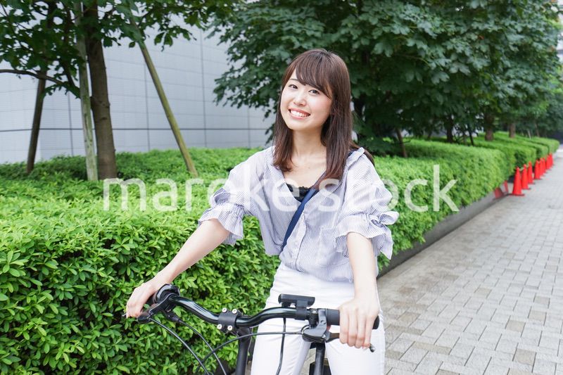 電動自転車で子供を送るお母さん