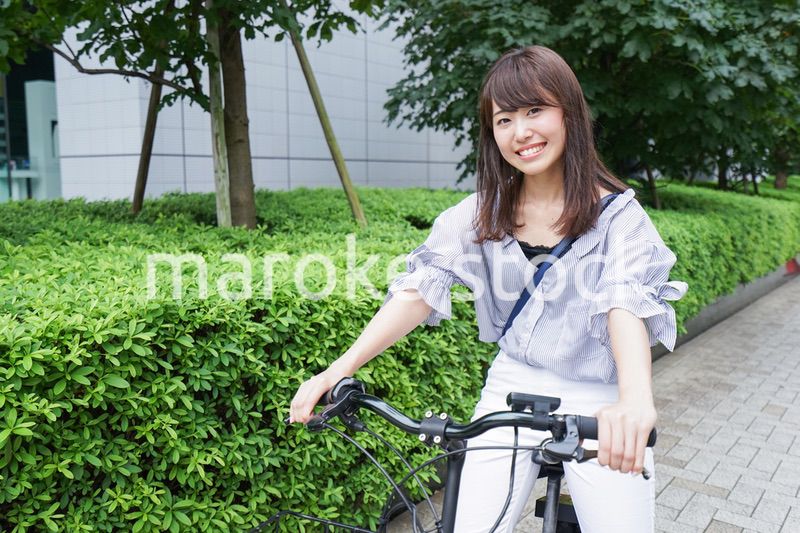 電動自転車で子供を送るお母さん