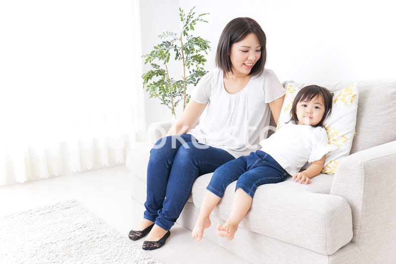 部屋で遊ぶ子供