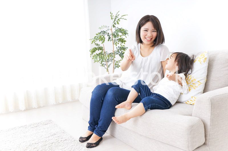 部屋で遊ぶ子供